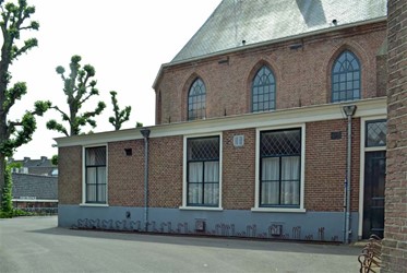 <p>Aan de noordzijde wordt omstreeks 1882 een consistoriekamer onder een plat dak gebouwd. De deur- vensterindeling van de noordgevel is nog oorspronkelijk. </p>
